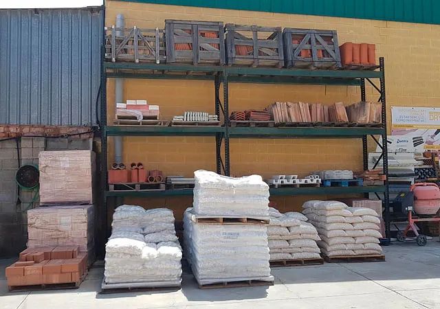 Un almacén lleno de muchos ladrillos y bolsas.