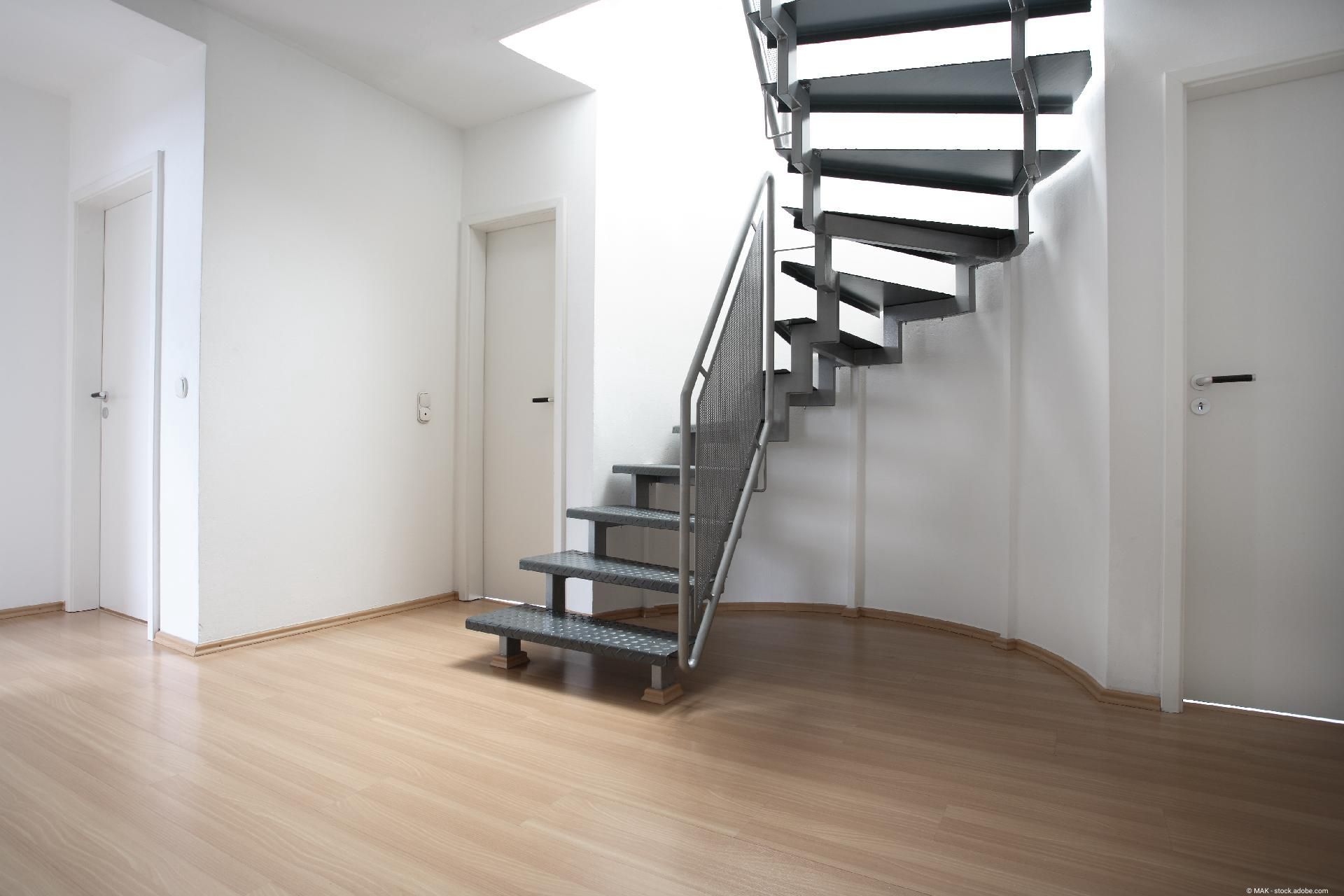 Ein Raum mit Metall-Wendeltreppe und Eichen-Laminat