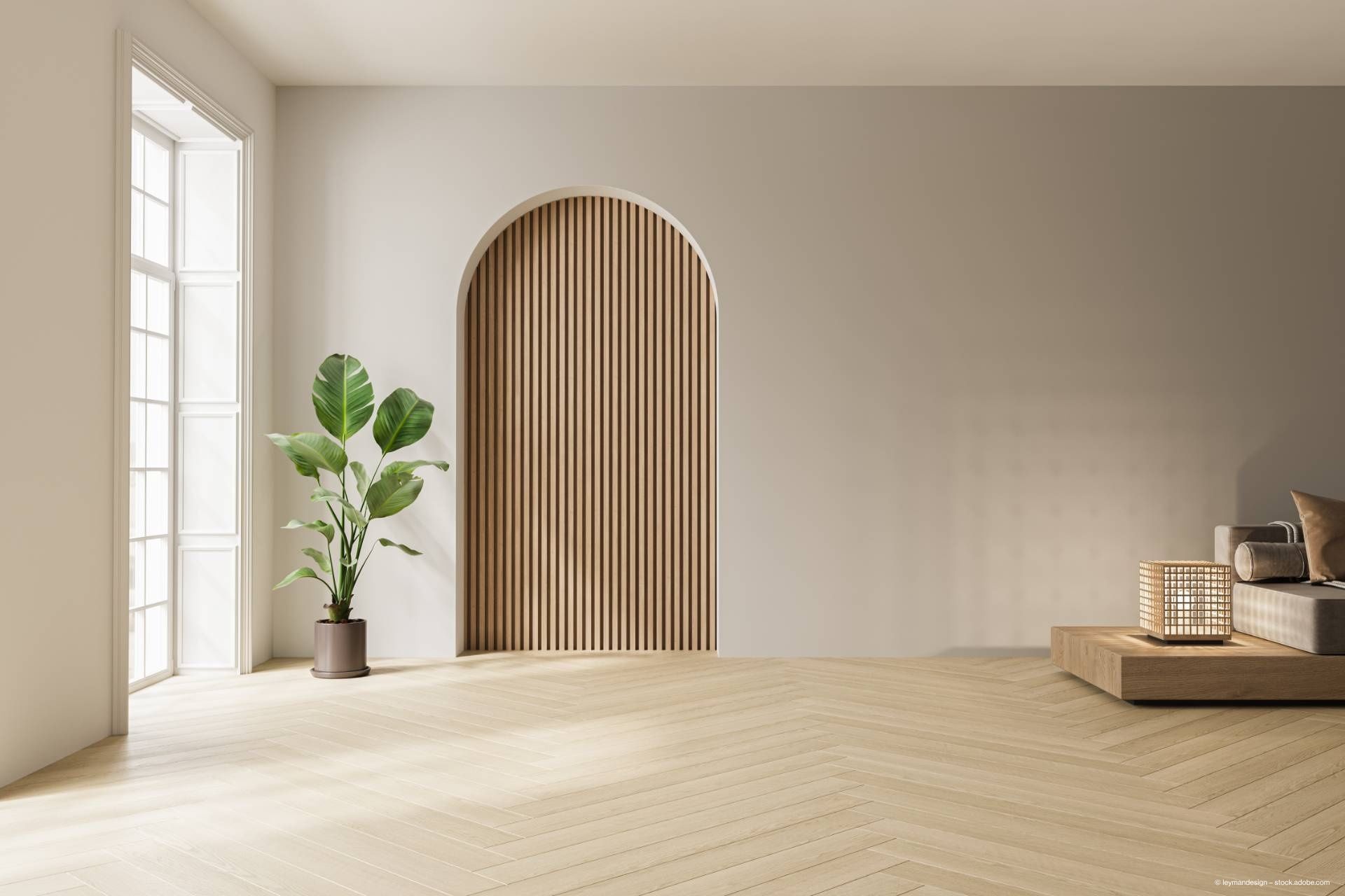 Offener Raum in Naturtönen mit hellem Fischgrätenparkett, einem eingelassenen Bogen mit moderner Holzvertäfelung und einer großen Pflanze auf dem Boden