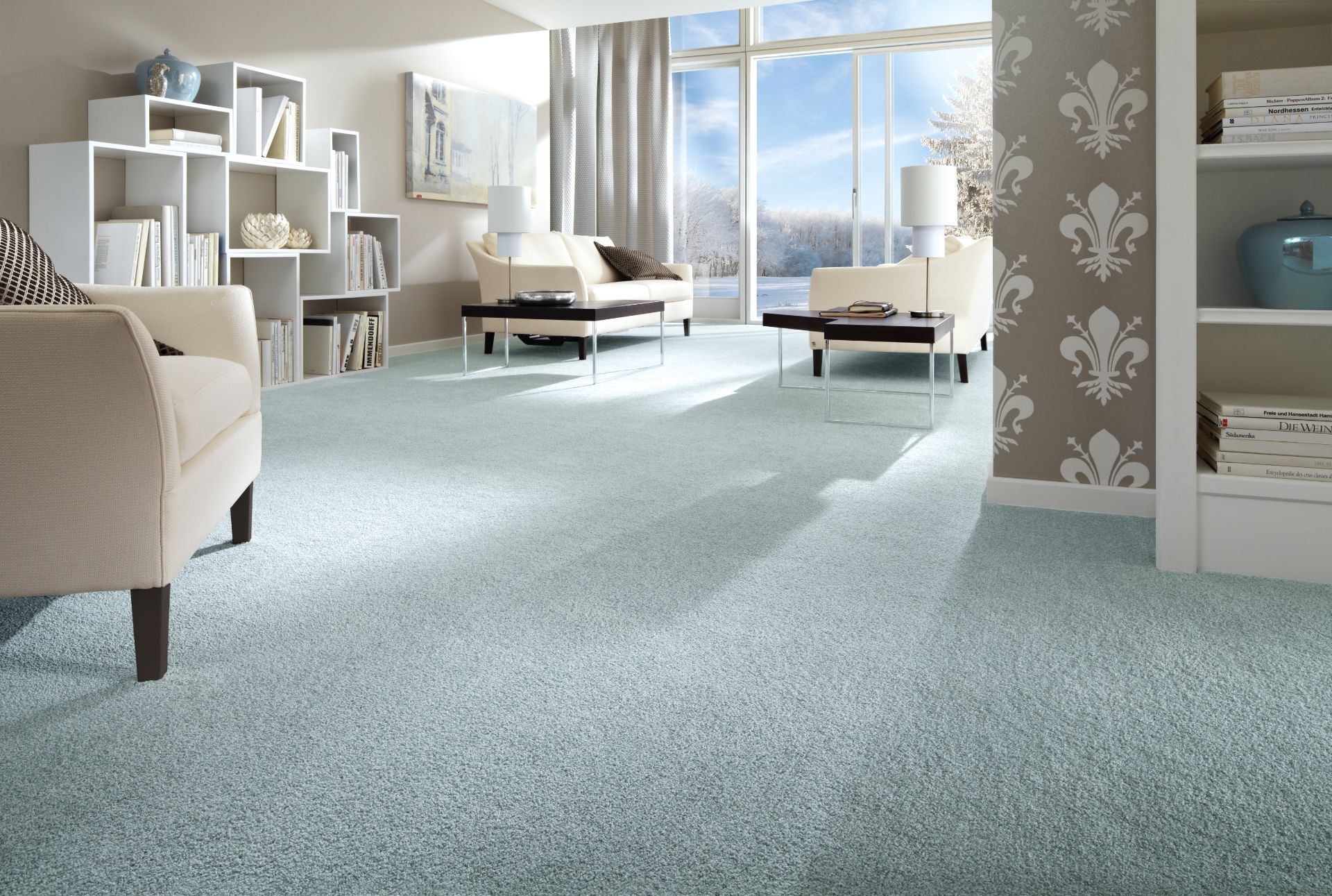 Ein Arbeiter verlegt Holzbretter neben sechseckigen Fliesen auf einem Betonboden und achtet dabei auf Präzision und Ausrichtung.