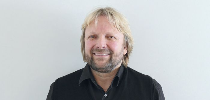 Ein abstrakter Hintergrund mit sanften grauen Hügeln und einer schwachen Kreisform, der eine minimalistische und ruhige Atmosphäre schafft.