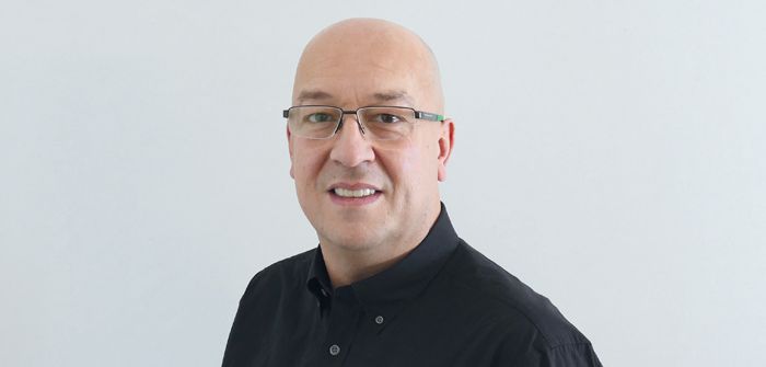 Ein abstrakter Hintergrund mit sanften grauen Hügeln und einer schwachen Kreisform, der eine minimalistische und ruhige Atmosphäre schafft.