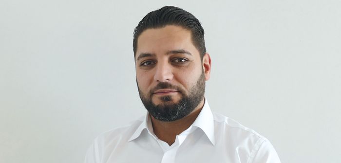 Ein abstrakter Hintergrund mit sanften grauen Hügeln und einer schwachen Kreisform, der eine minimalistische und ruhige Atmosphäre schafft.