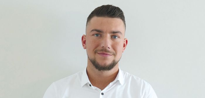 Ein abstrakter Hintergrund mit sanften grauen Hügeln und einer schwachen Kreisform, der eine minimalistische und ruhige Atmosphäre schafft.