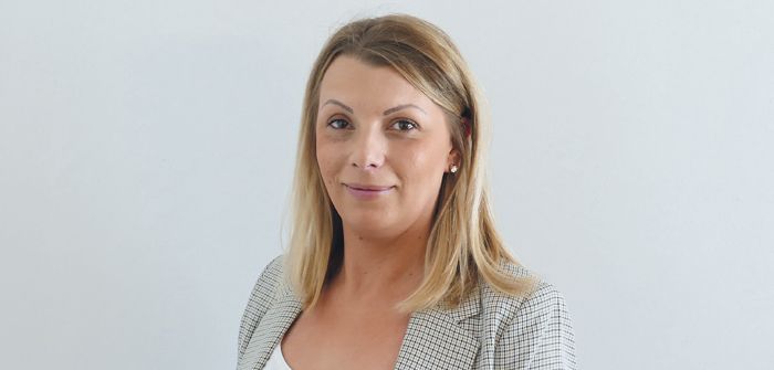 Ein abstrakter Hintergrund mit sanften grauen Hügeln und einer schwachen Kreisform, der eine minimalistische und ruhige Atmosphäre schafft.