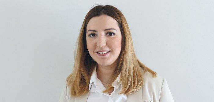 Ein abstrakter Hintergrund mit sanften grauen Hügeln und einer schwachen Kreisform, der eine minimalistische und ruhige Atmosphäre schafft.