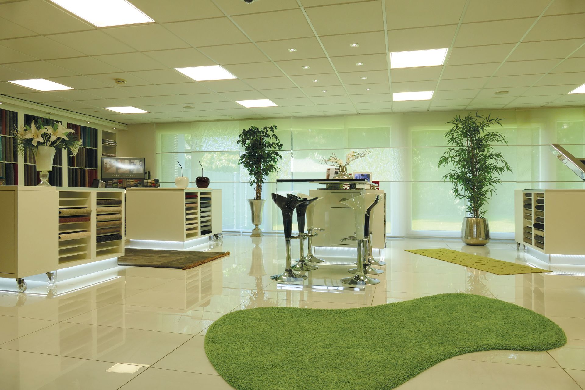 Flauschiger, runder, weißer Teppich mit weicher Textur auf einem sauberen, weißen Hintergrund, der die Ästhetik eines gemütlichen Zuhauses unterstreicht.