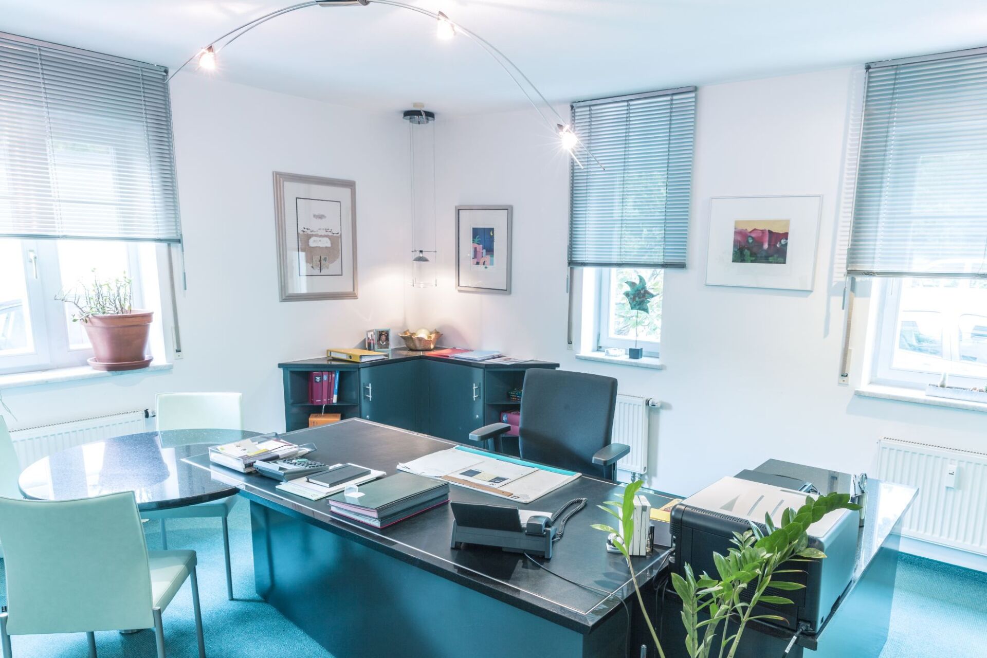 Modernes Büro mit Schreibtisch