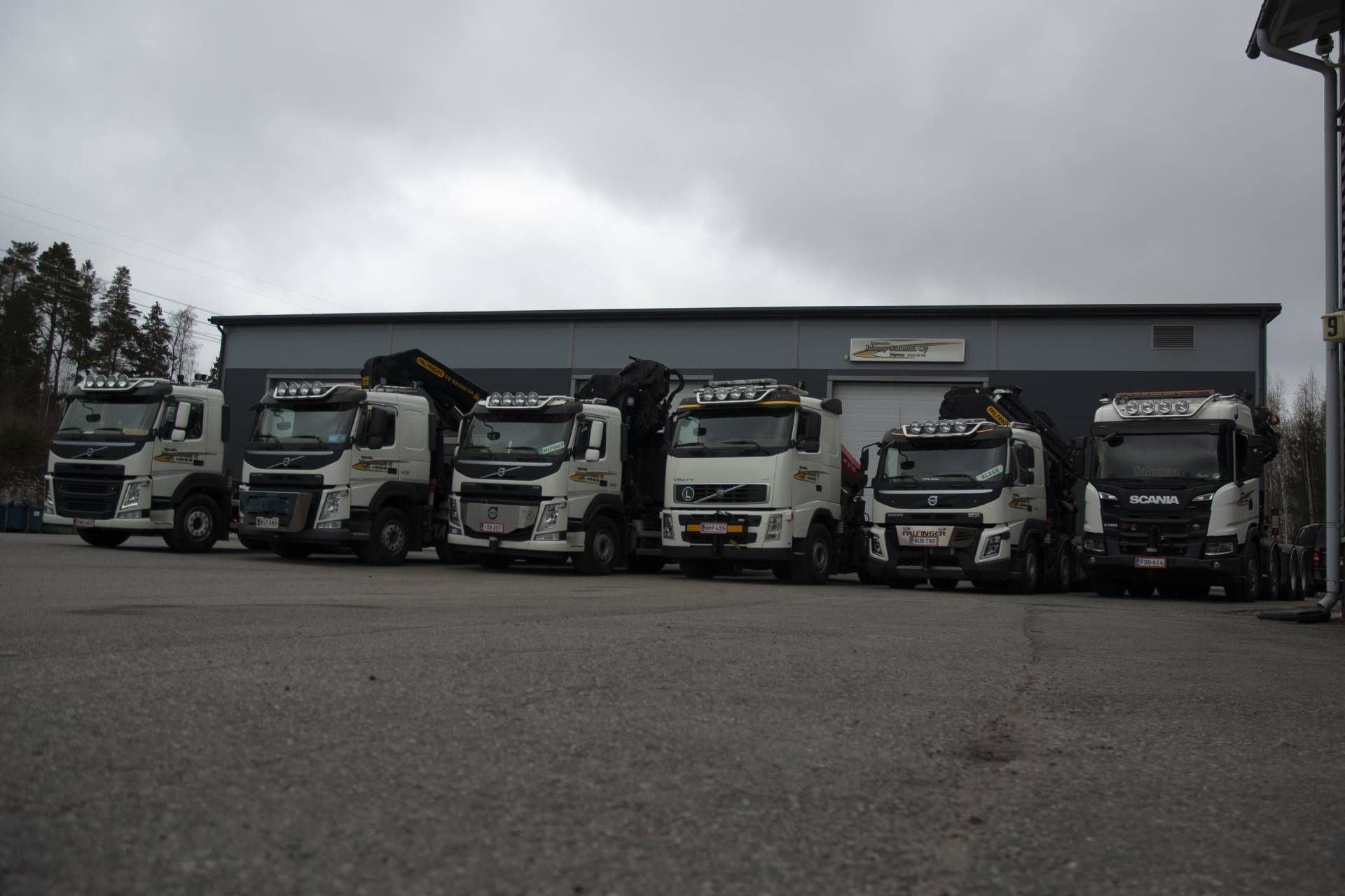 Kuorma autot rivissä