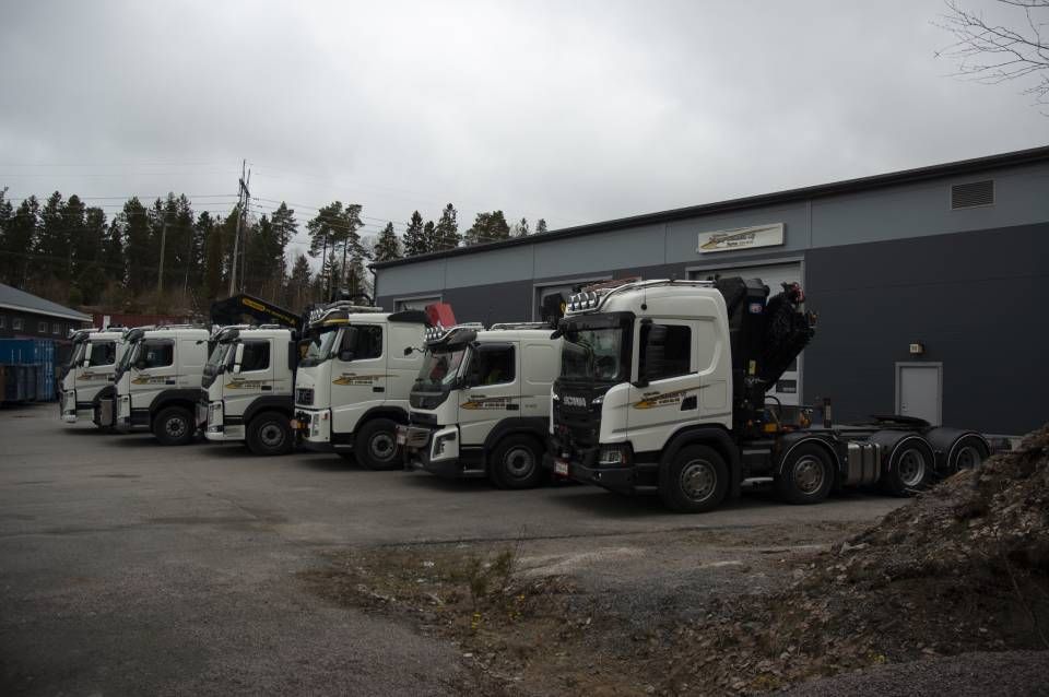 Kuorma-autot rivissä