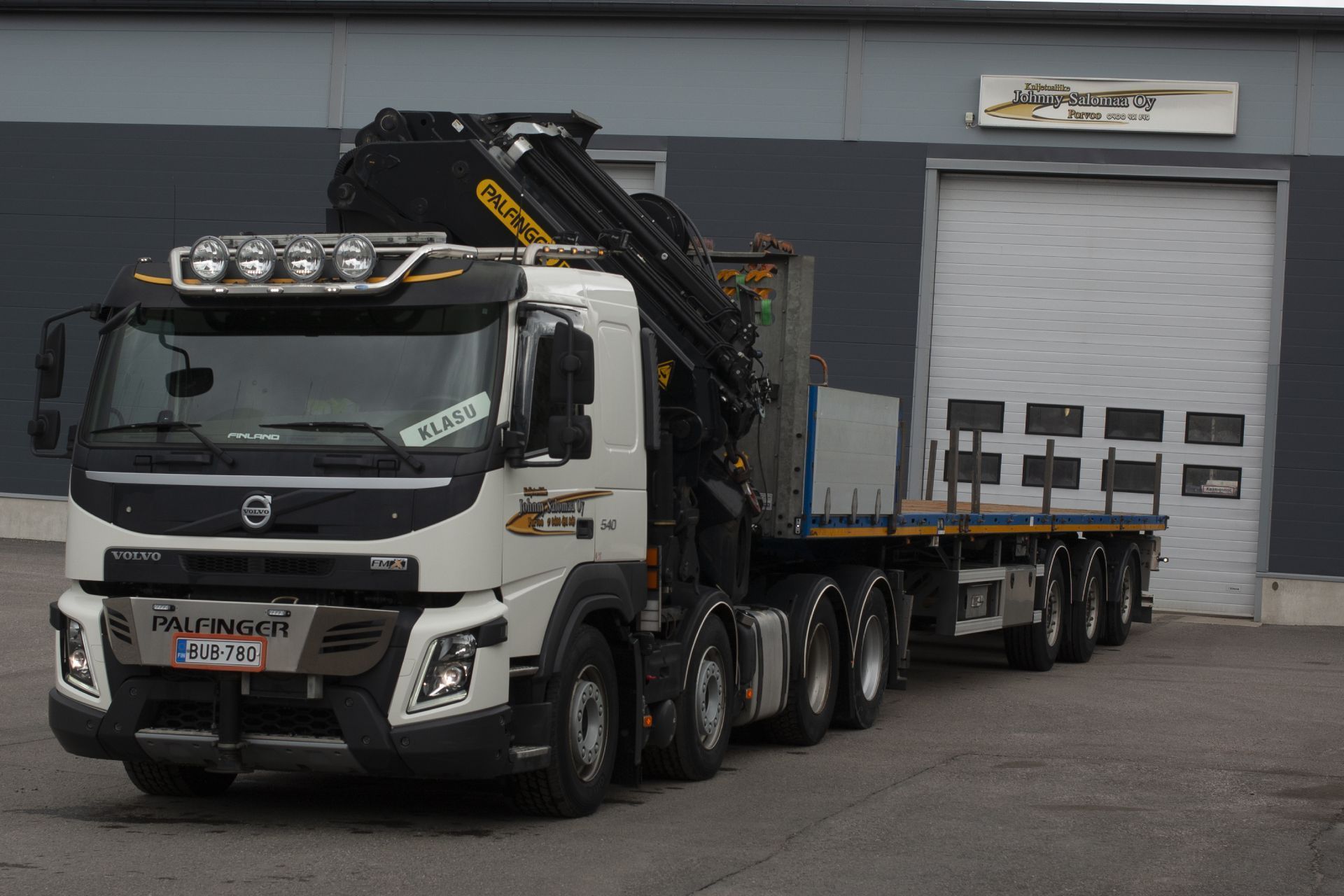 Kuljetusliike J. Salomaa Oy, Porvoo, Kuljetusauto edestä