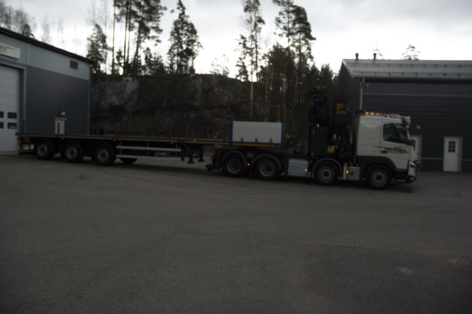 Kuorma-auto hallin pihassa