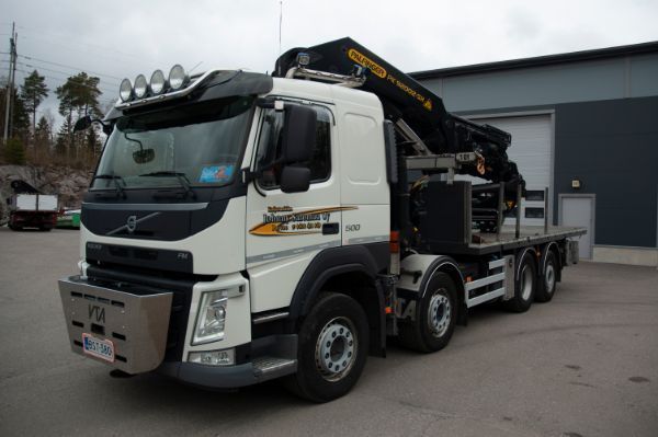 Kuorma-auto lavalla ja tavaranostimella