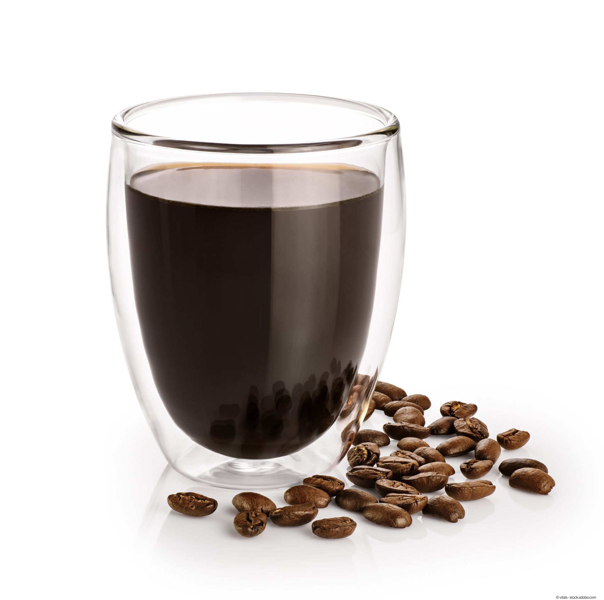 Ein Doppelwandglas mit schwarzen Kaffee darin.