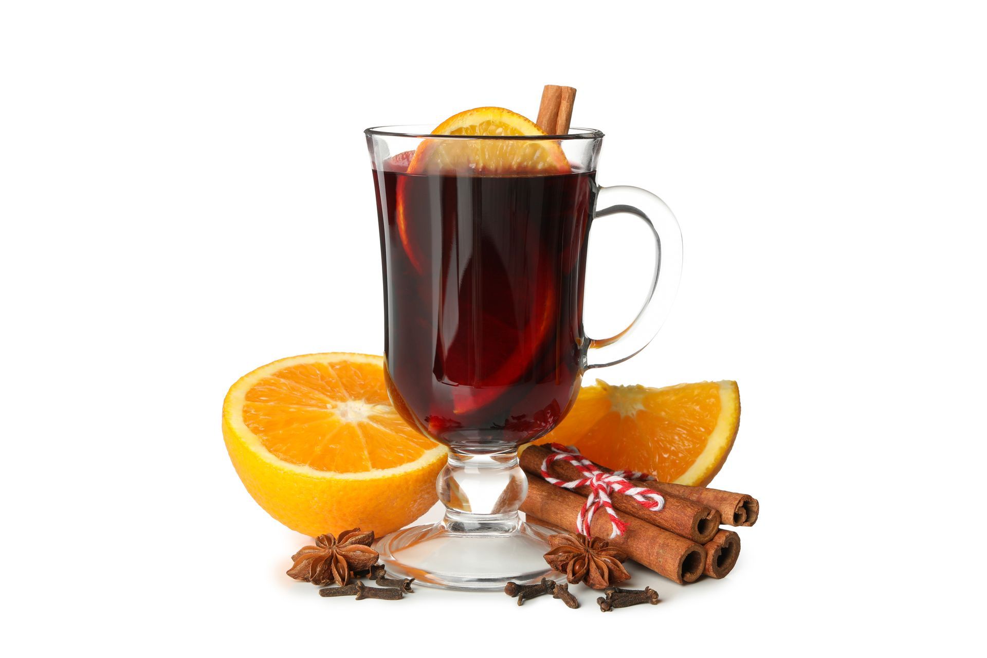 Ein Glas Glühwein, das mit Orangenscheiben und Zimtstangen garniert ist.