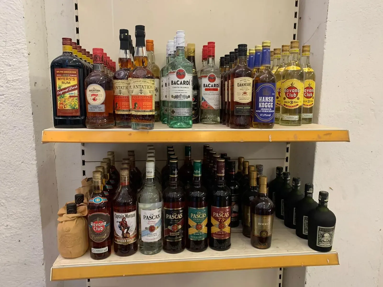 Spirituosen-Regal