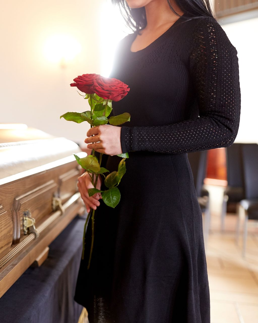 Femme devant un cercueil