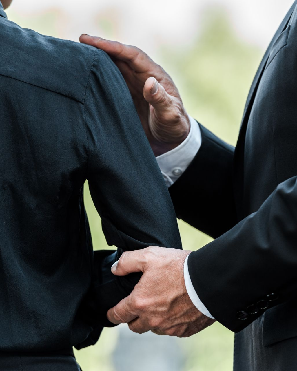 Homme qui réconforte une personne