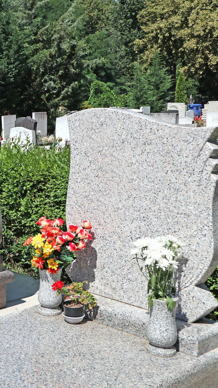 Pierre tombale avec des fleurs
