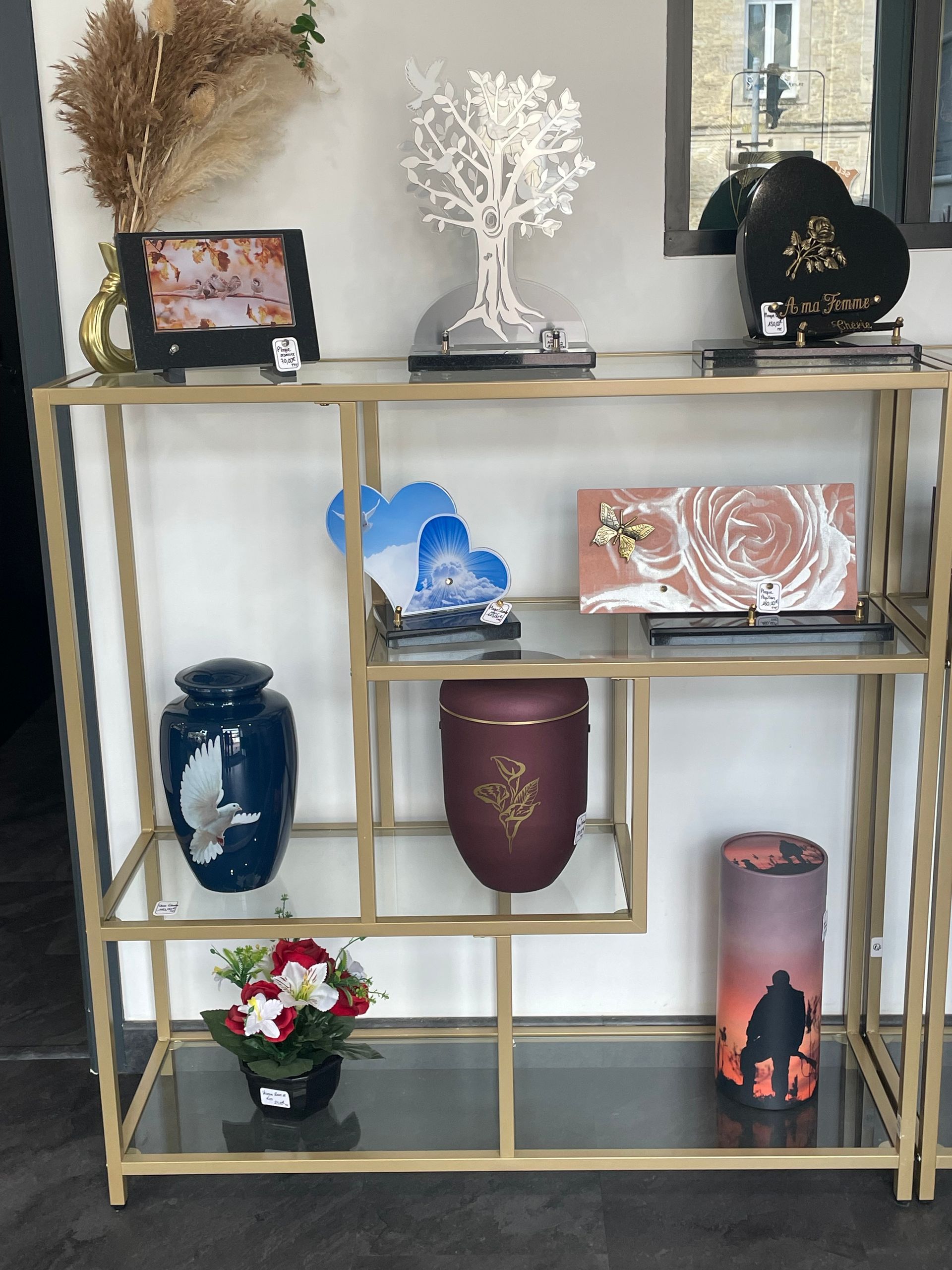 Fleurs devant une plaque funéraire