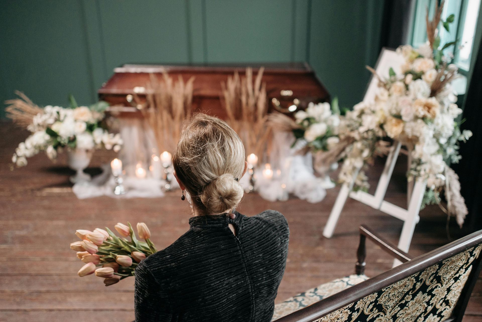 Cercueil en bois avec des fleurs dessus