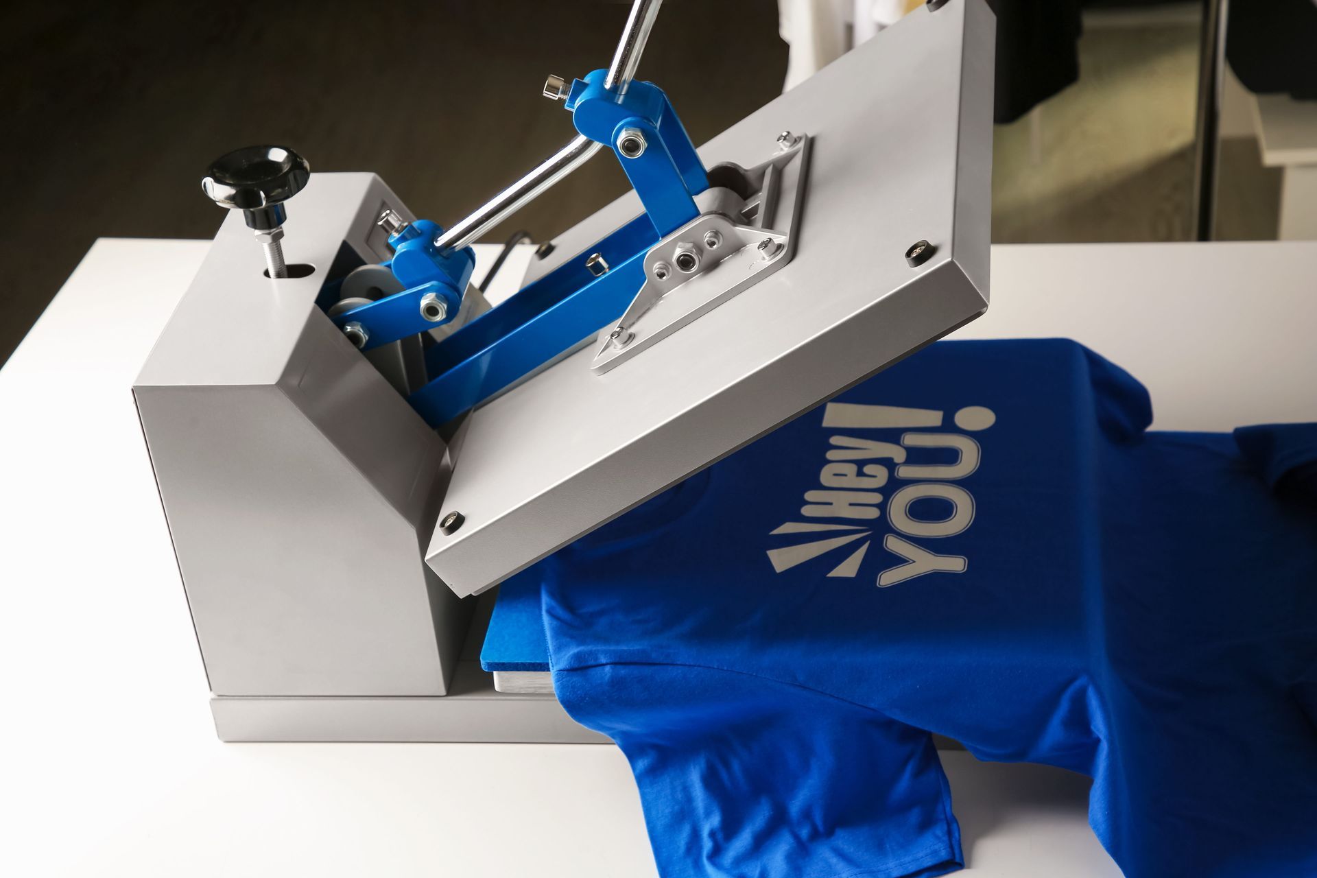 Impression par presse à chaud bleue sur un t-shirt bleu avec texte blanc : « J'ai besoin de toi. »