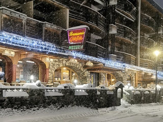 tables en terrasse de la brasserie