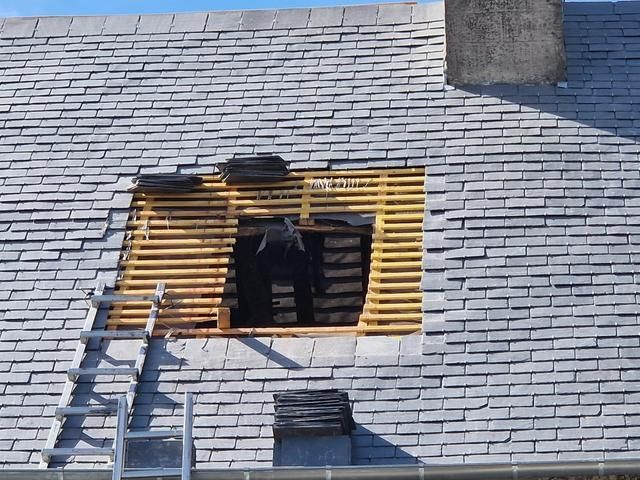 Pose de fenêtre de toit