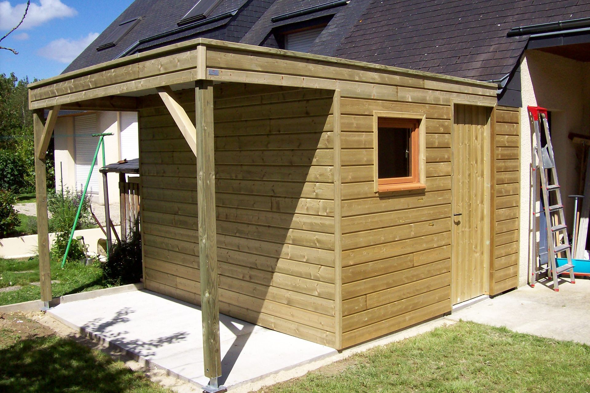 montage d'abri en bois