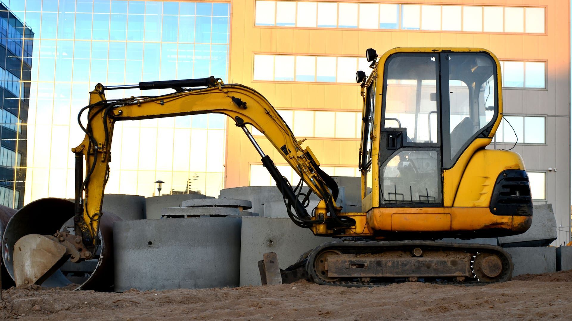 Bagger hebt Grube aus