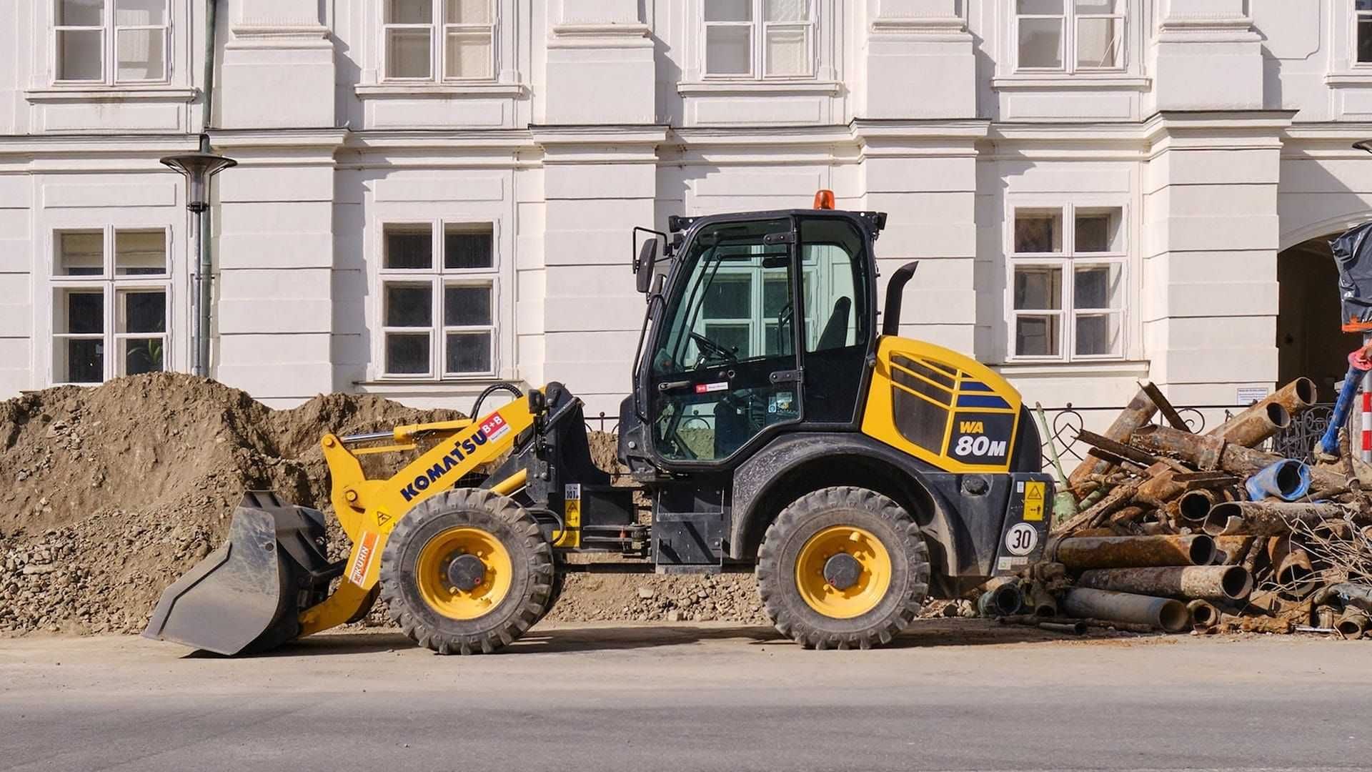 Baumaschinen auf leerem Feld
