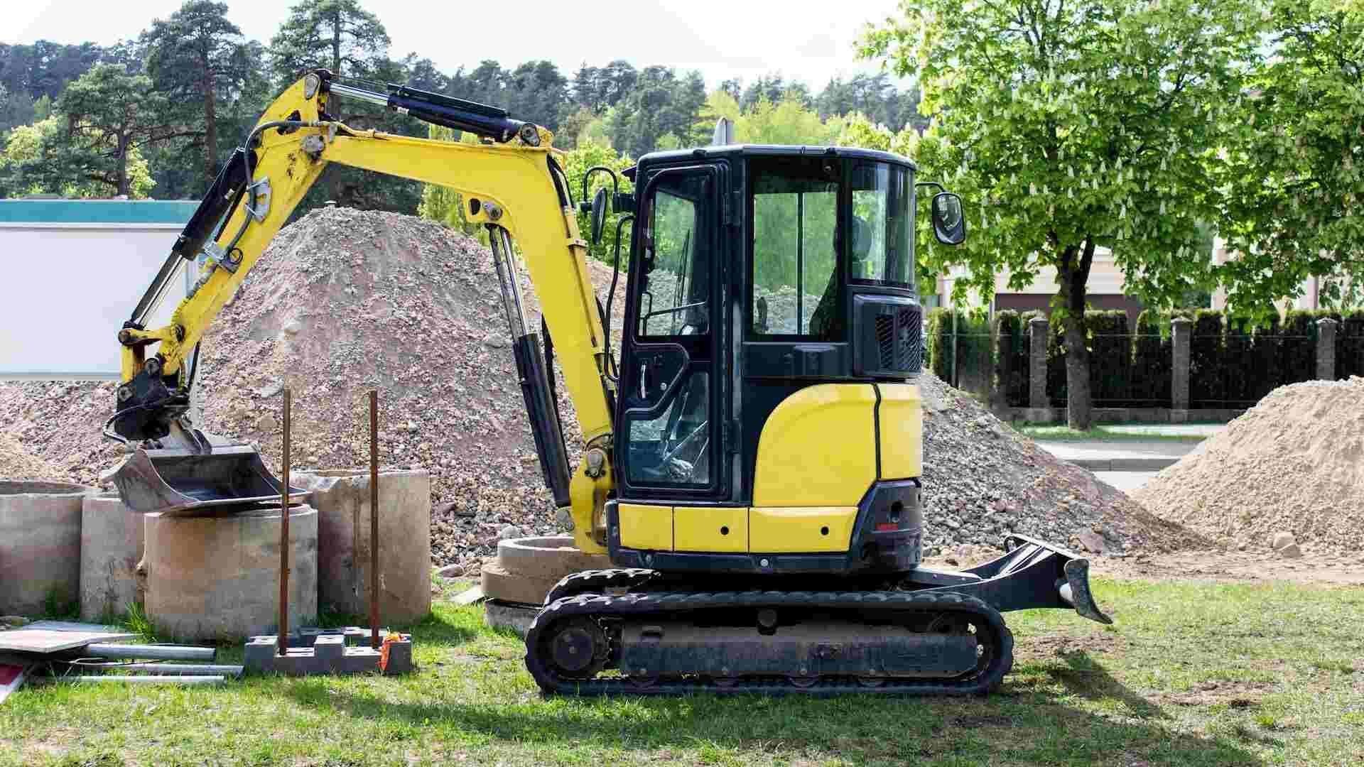 Bagger hebt Grube aus