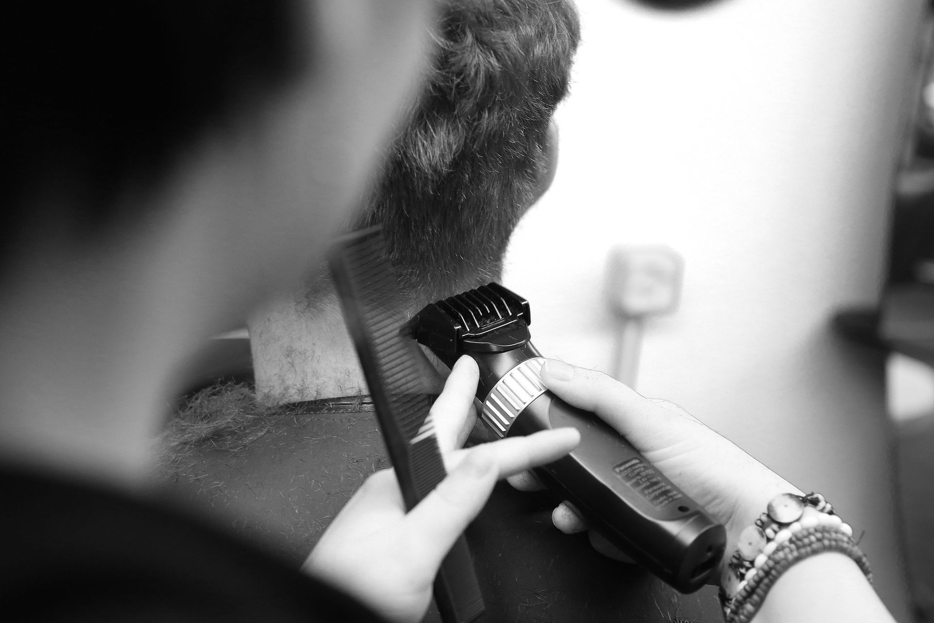 Mitarbeiter von bim Gwafför frisiert Mann