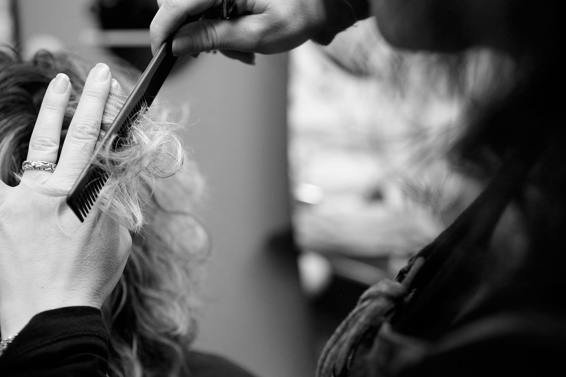 Mitarbeiter von bim Gwafför frisiert Kunden