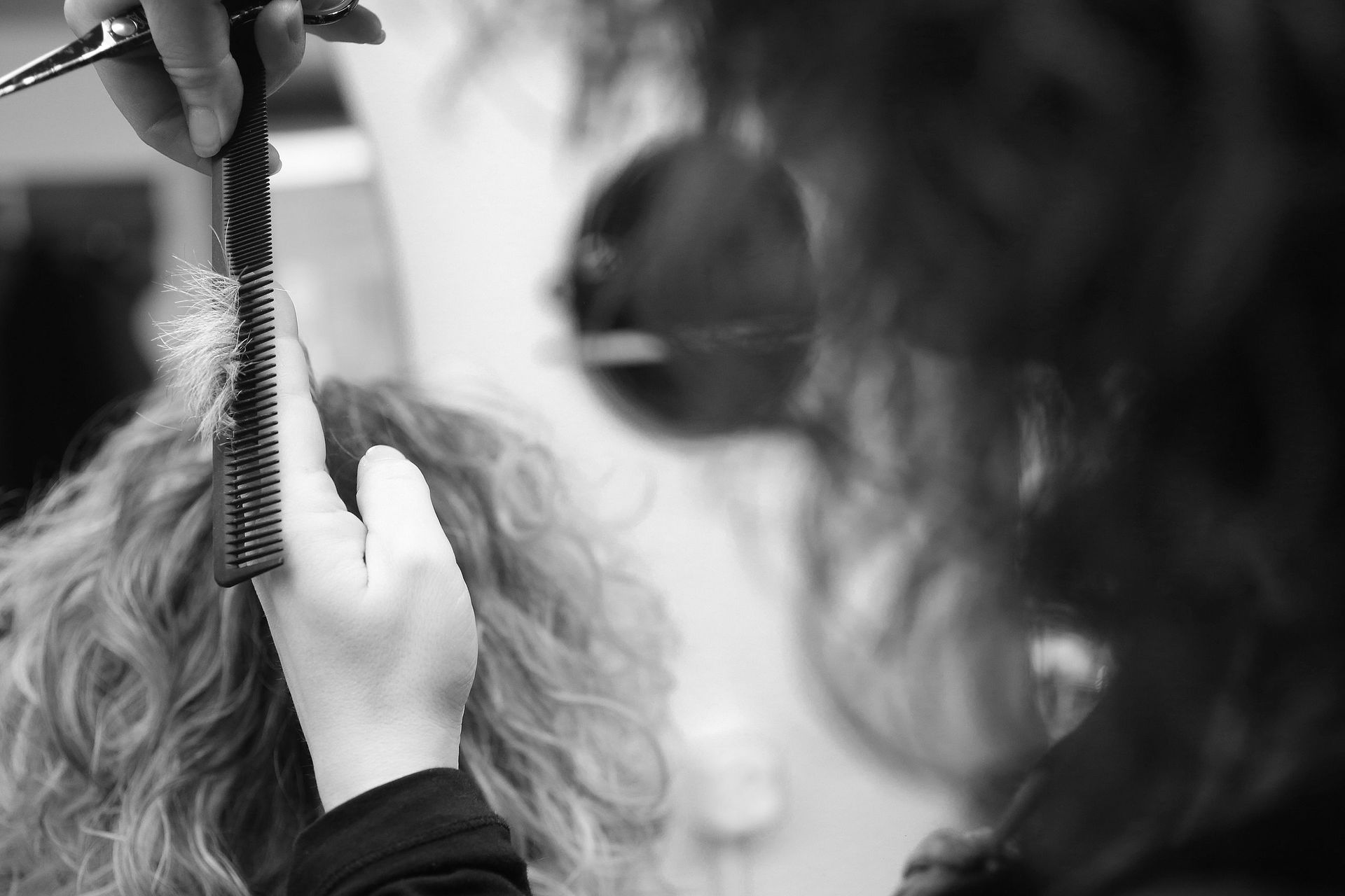 Mitarbeiter von bim Gwafför frisiert Kunden