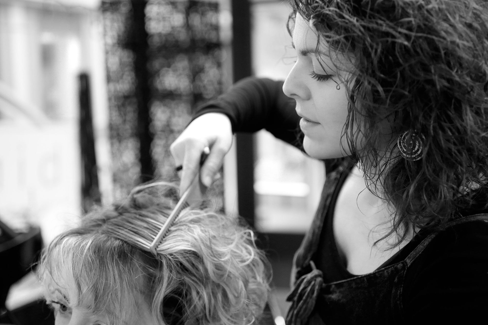 Mitarbeiterin von bim Gwafför frisiert Frau