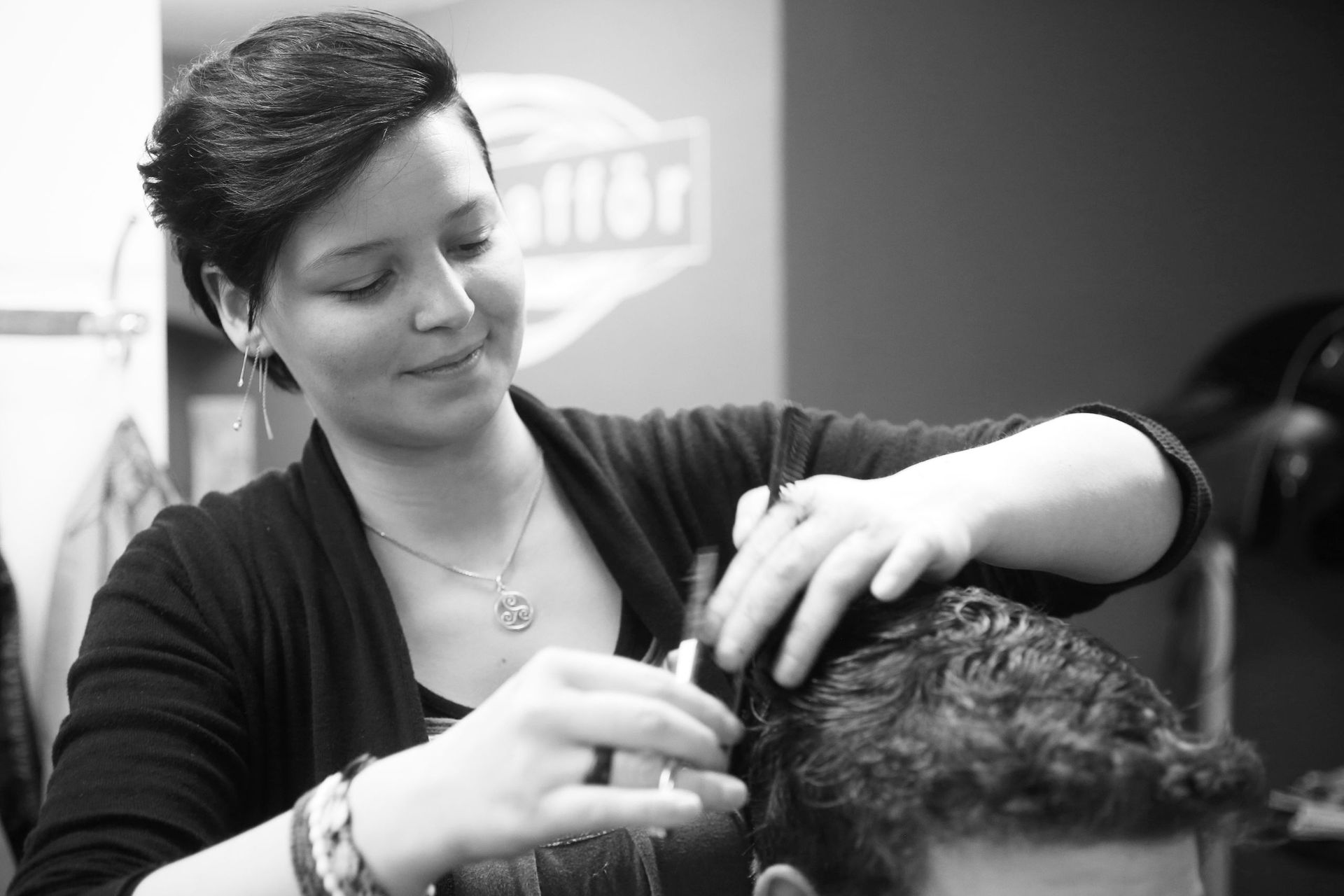 Mitarbeiterin von bim Gwafför frisiert Mann