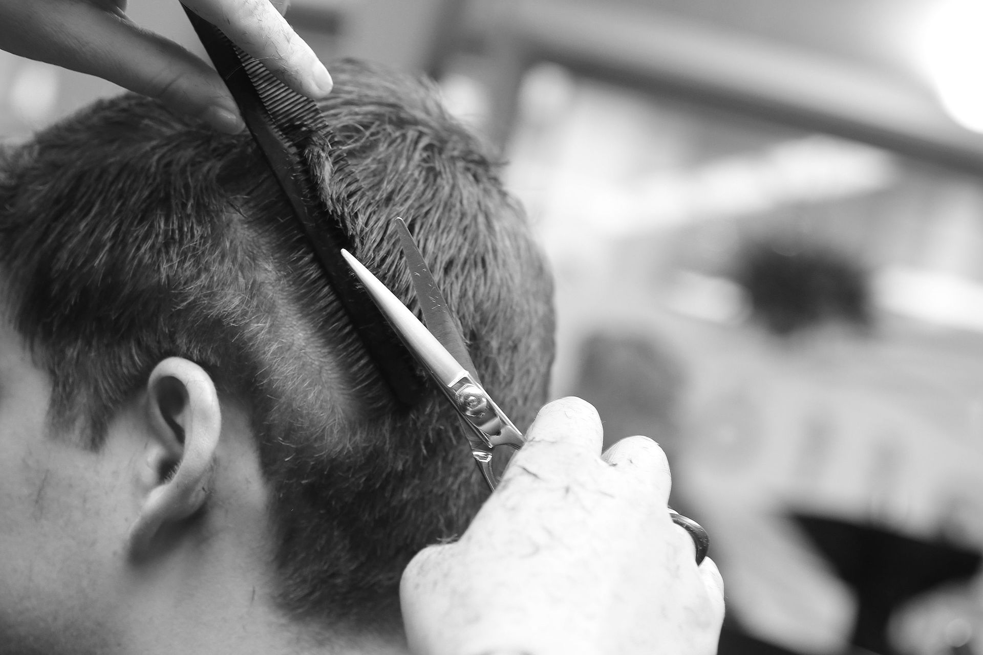 Mitarbeiterin von bim Gwafför frisiert Kunden