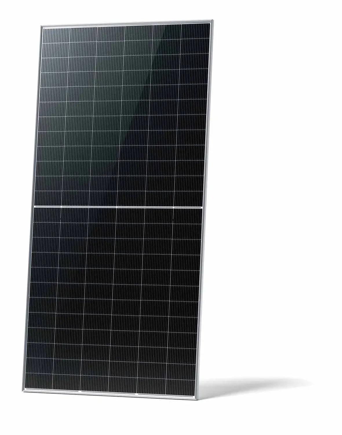 Panel solar en posición vertical con una cuadrícula oscura de celdas.