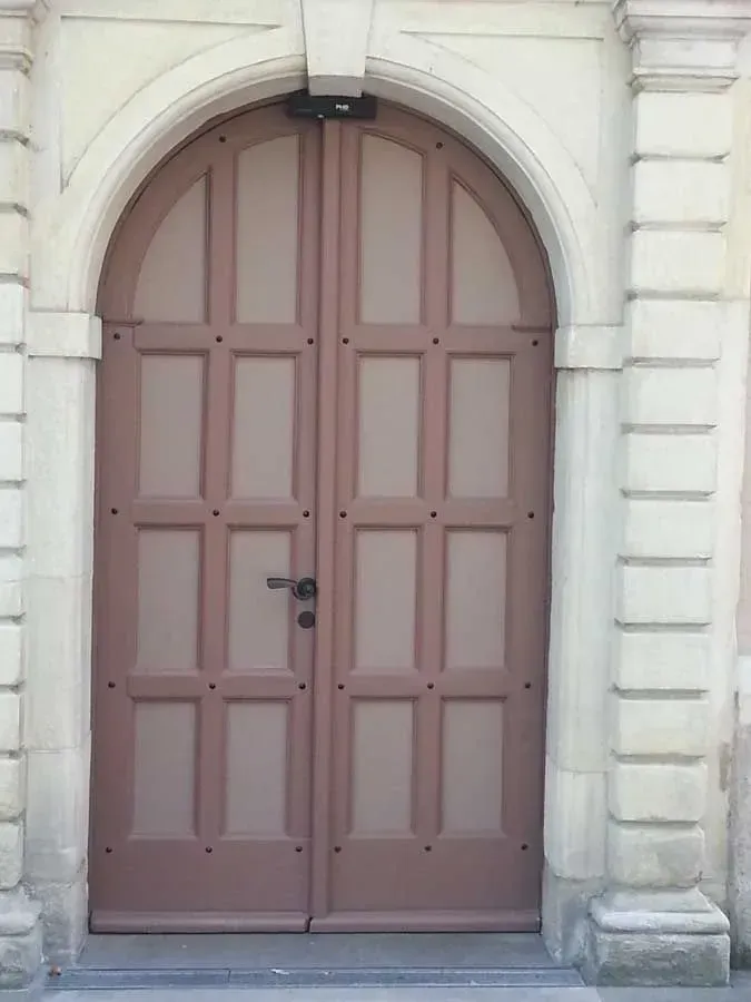 Große braune Tür mit Sensor