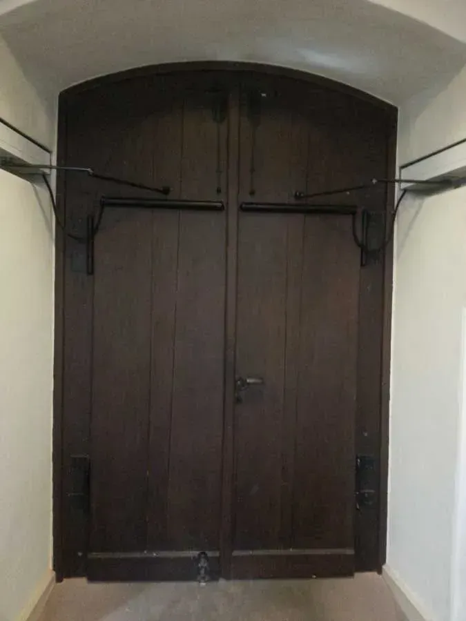 Große braune Holztür mit Automatik