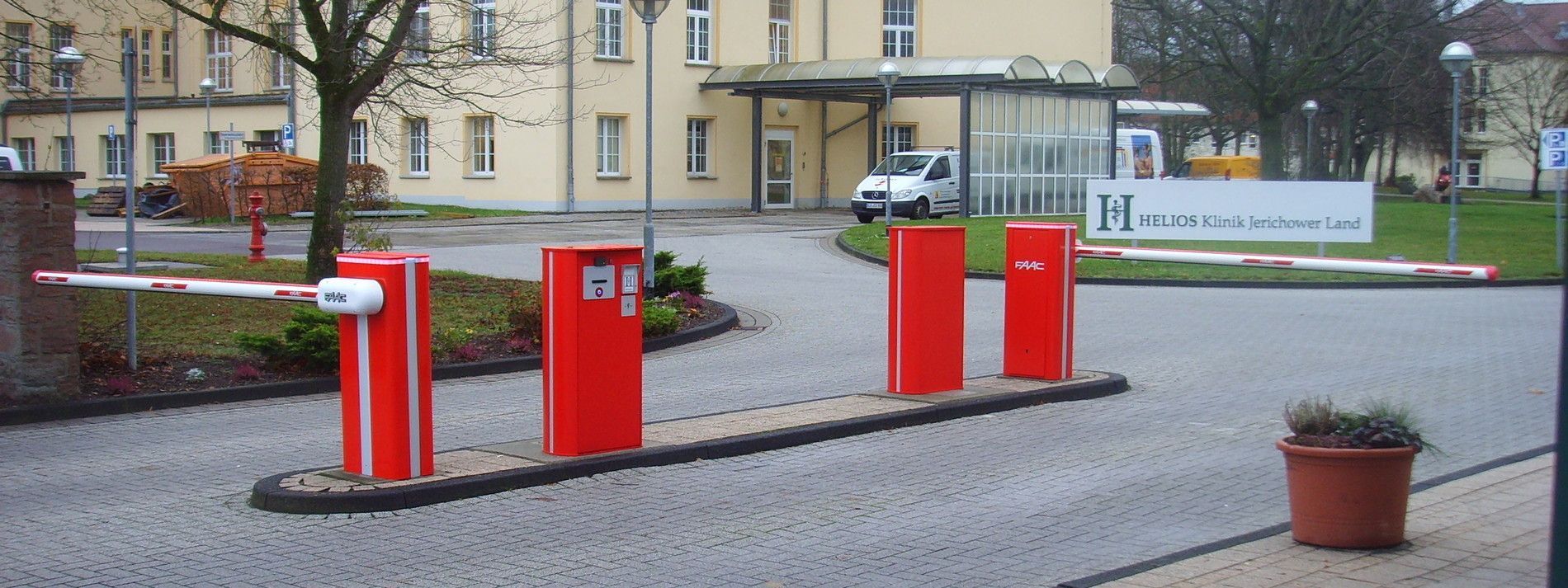 Zufahrt mit zwei roten Schranken