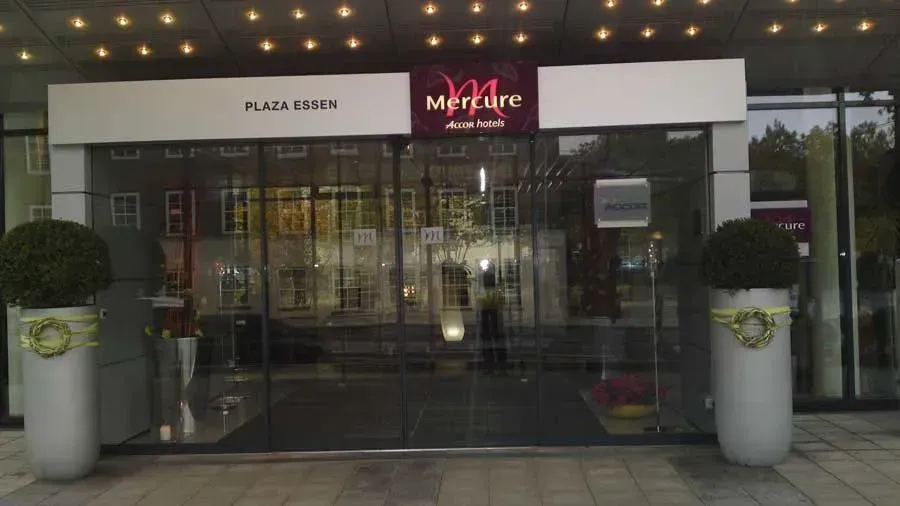 Glasfront mit Türen eines Kaufhauses