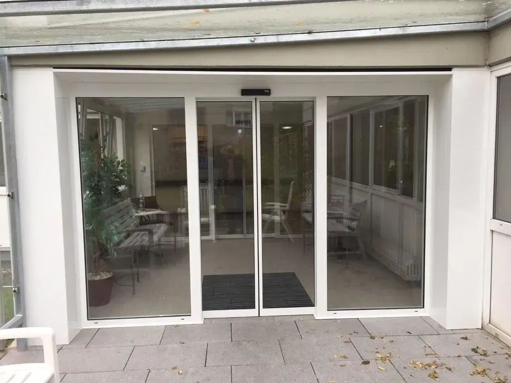 Automatisierte Glastür eines Geschäfts