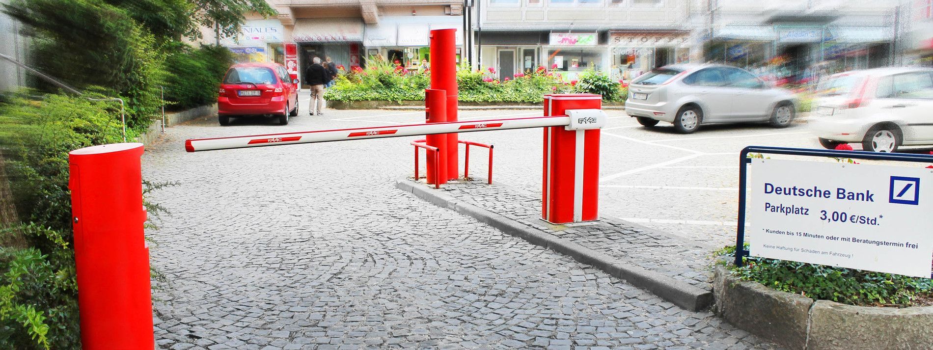 Schranke vor einem Parkplatz