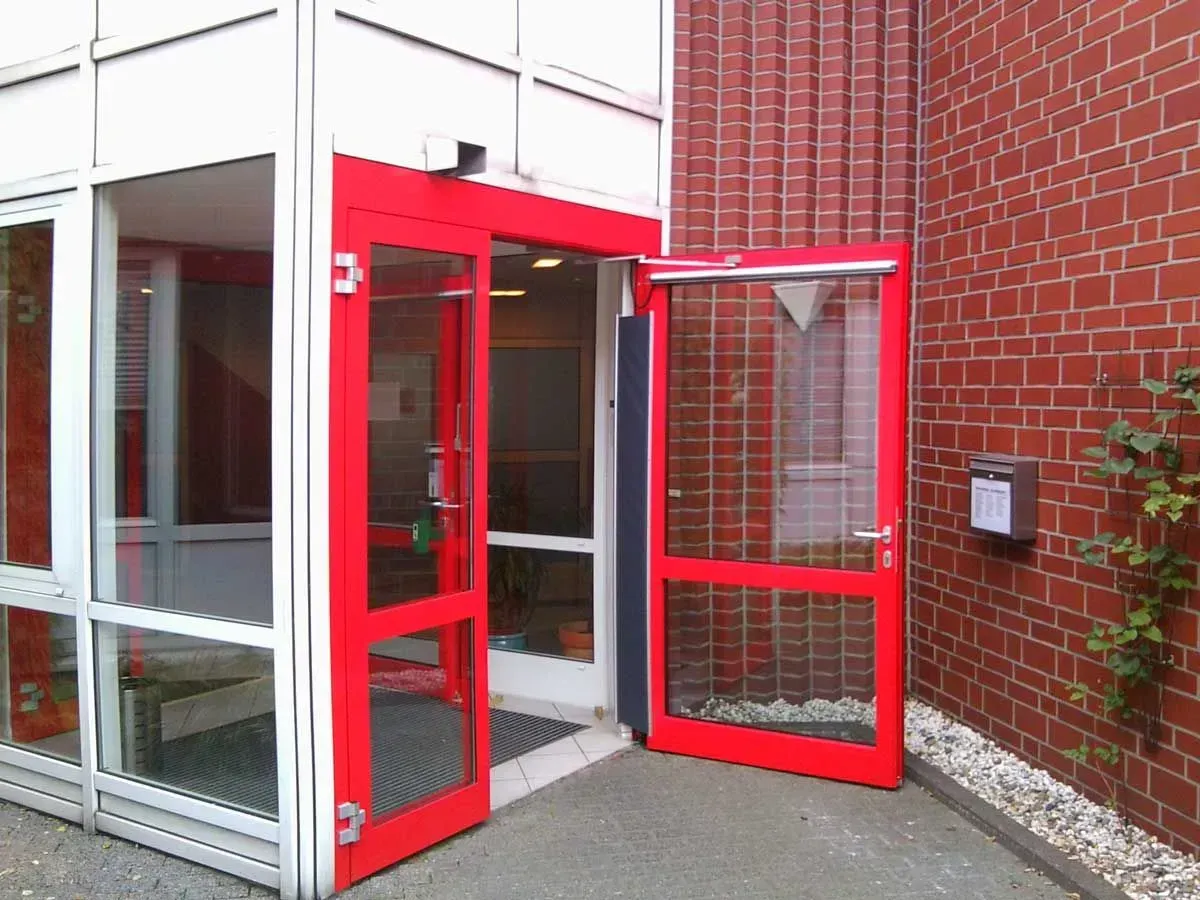 Rote Metalltür mit Automatik