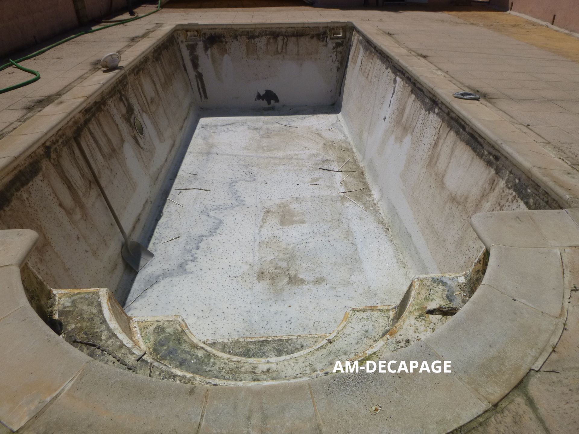 Piscine en béton gris avant sablage
