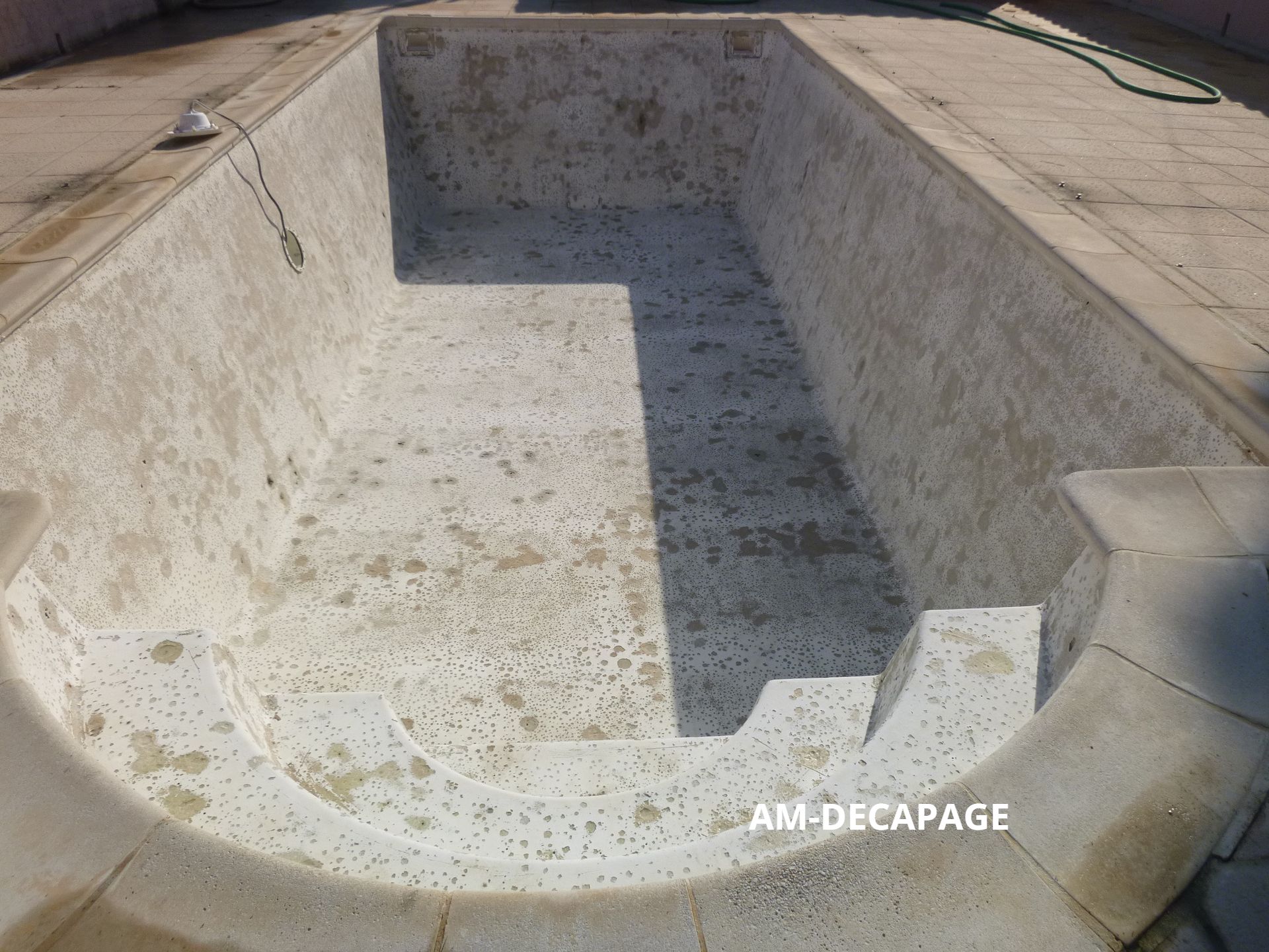 Piscine en béton gris après sablage