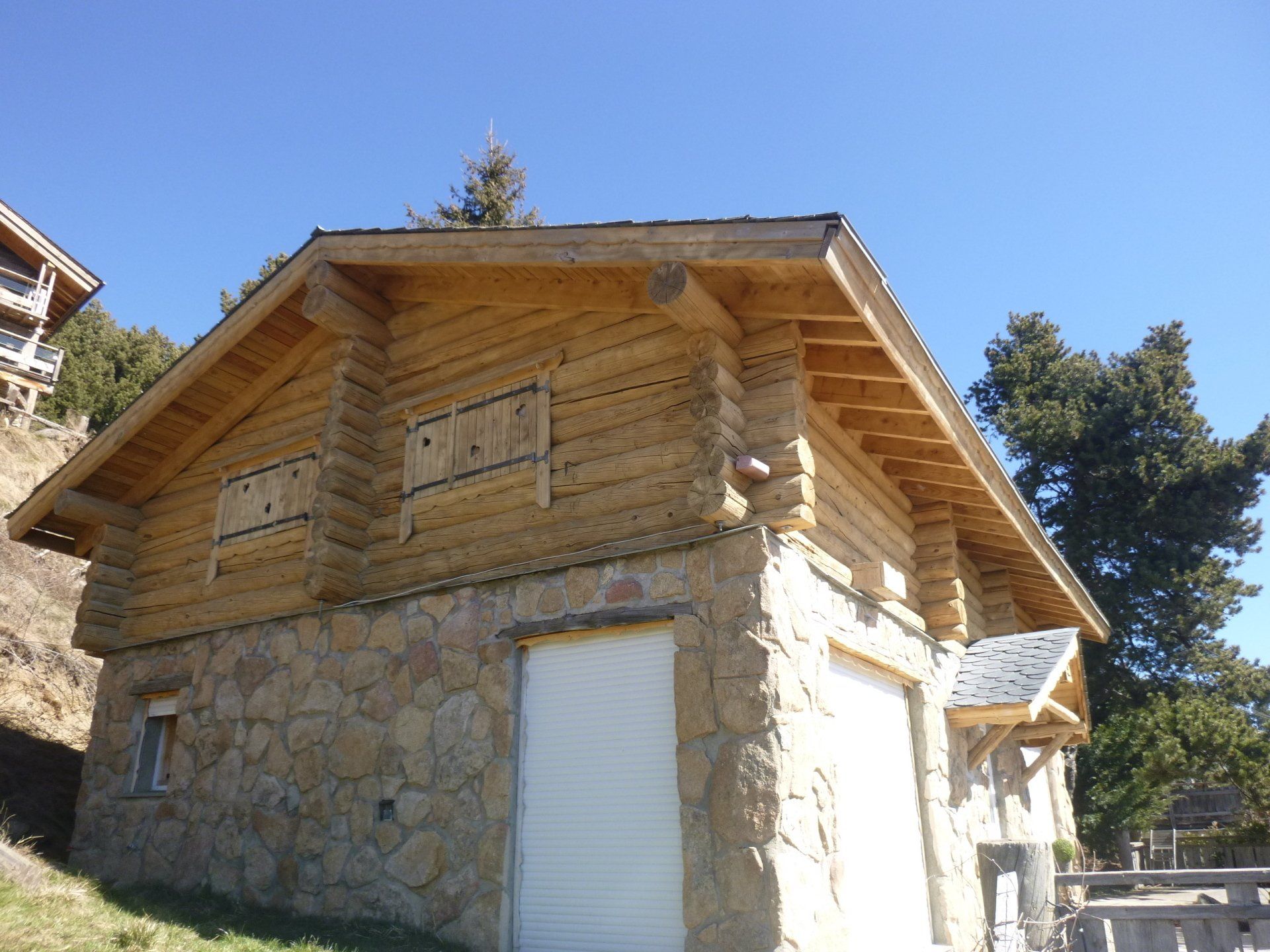 Facade du chalet en bois après intervention