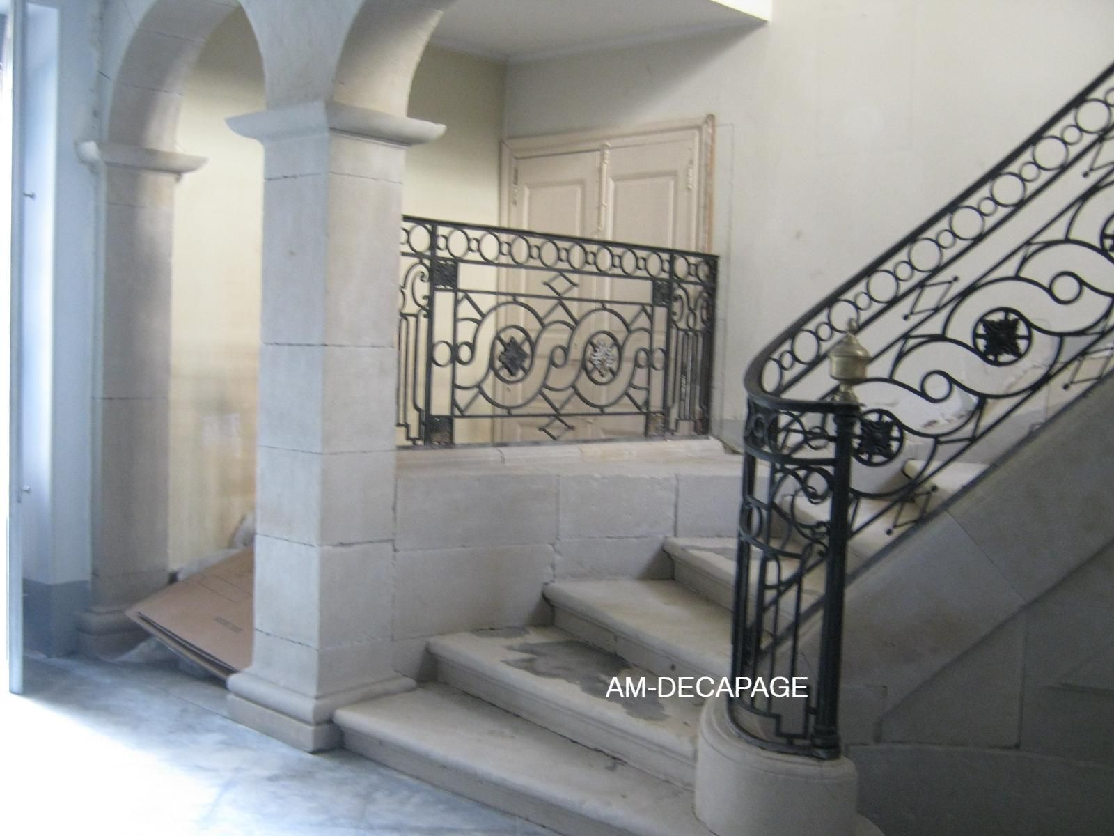 Escalier en pierre blanche